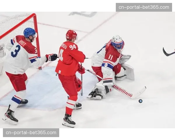 捷克季后赛上演温情一幕：对手球员合力扶起摔倒的对方门将